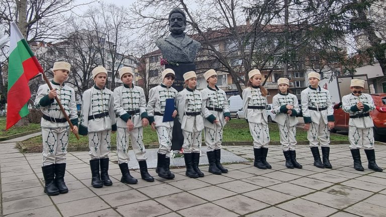 България се поклони с цветя и почетен караул пред Христо Ботев (снимки)