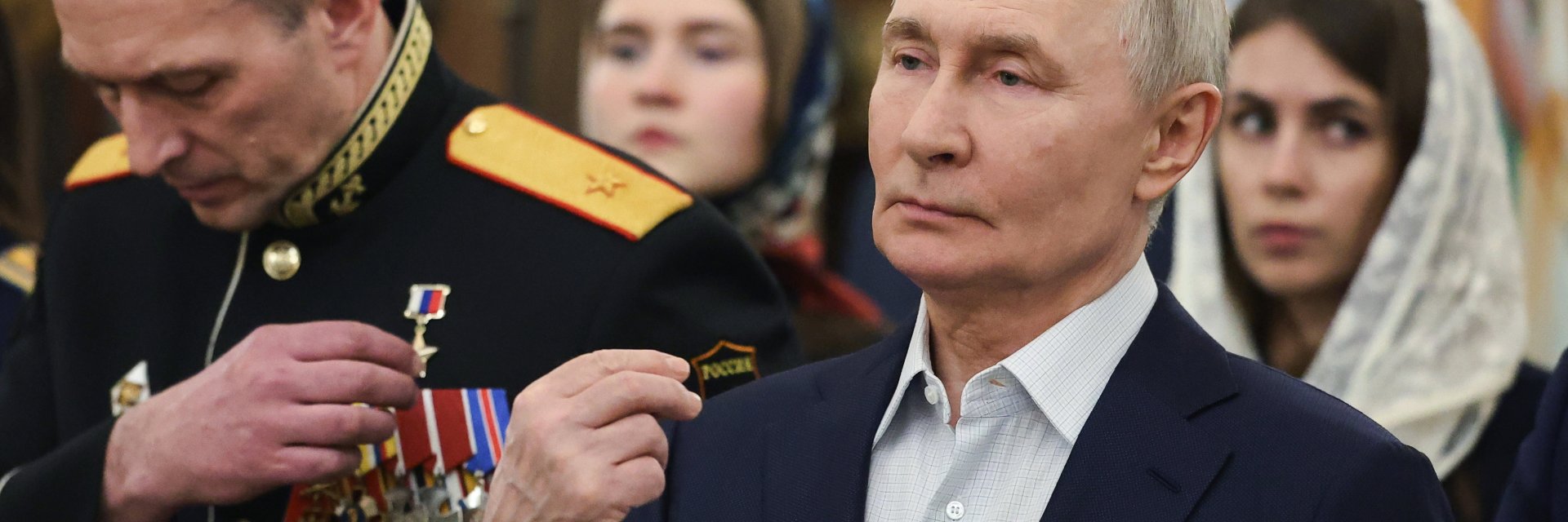 Путин приветства "свещената мисия" на армията по време на коледната служба (снимки/видео)