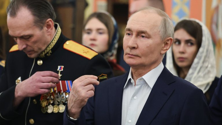 Путин приветства "свещената мисия" на армията по време на коледната служба (снимки/видео)