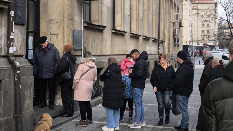 Опашки се извиха пред пощите в страната за първа пенсия в евро (снимки)