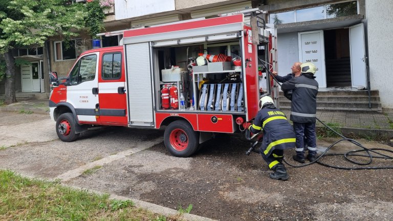Евакуация и жертва при пожар в жилищен блок в Перник