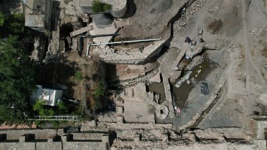 Римски мраморен басейн и антични и средновековни монети и печати са открити на Акве калиде през 2025 г.