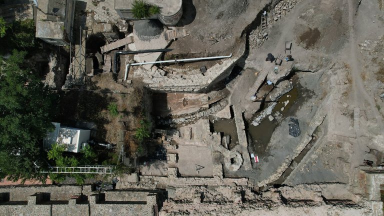 Римски мраморен басейн и антични и средновековни монети и печати са открити на Акве калиде през 2025 г.