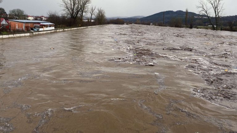 Наводнение в Крумовградско след 108 л/кв.м дъжд, придошла река скъса мост (видео/снимки)