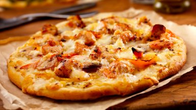 Набързо: Домашна пица с пиле и кашкавал