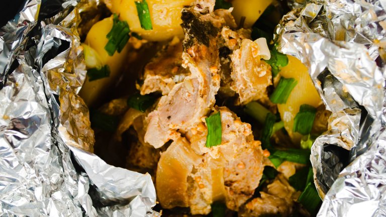 Свинско с картофи във фолио