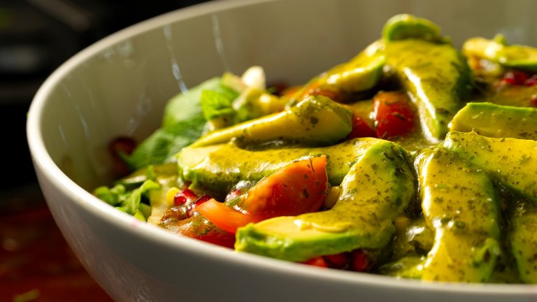 Само за 10 минути: Салата с авокадо, домати и горчица