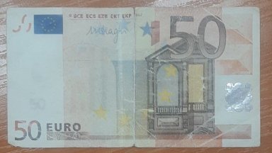 Хванаха мъж, платил с фалшиви 50 евро в търговски обект в Шумен (снимки)