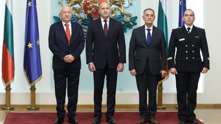 Румен Радев отличи с почетния знак на президента военнослужещи от флота (снимки)