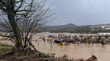 Наводнени пътища, жилища и земеделски земи от потопа в Крумовградско (снимки и видео)