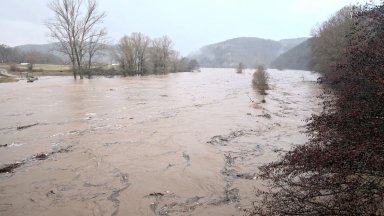 Обилни валежи предизвикаха наводнения и евакуации в Северна Македония