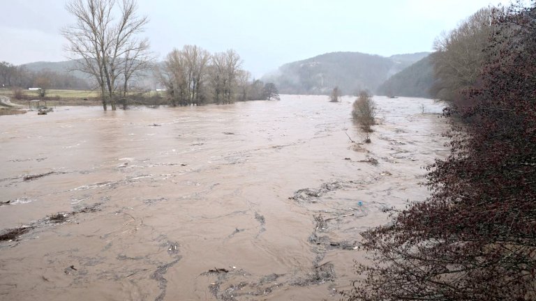 Обилни валежи предизвикаха наводнения и евакуации в Северна Македония