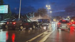 Челен удар между кола и джип затруднява движението на Орлов мост в София (снимки)