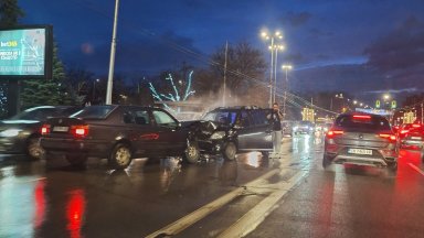 Челен удар между кола и джип затруднява движението на Орлов мост в София