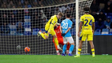 Шедьовър с петичка и два отменени гола спряха Наполи на "Марадона"