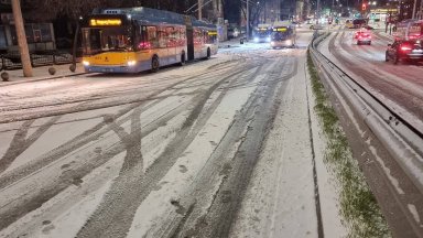 Първият сняг спря автобуси, тролеи и трамваи в София