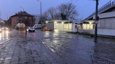 Силна гръмотевична буря над Бургас (снимки/видео)