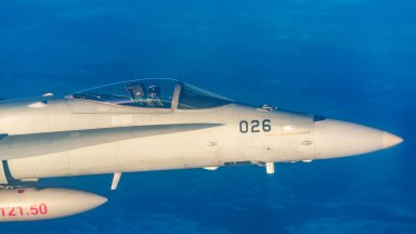 Швейцарски F-18 ескортираха румънския президент в знак на признателност (снимки)