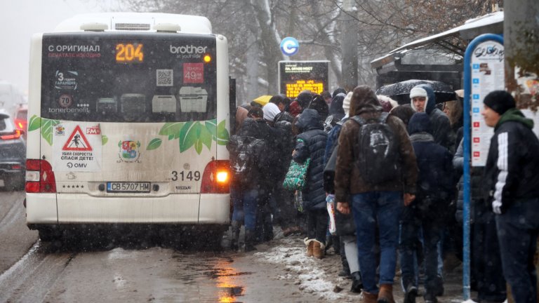 Снежният хаос в София: Блокиран транспорт и криза с боклука (снимки)