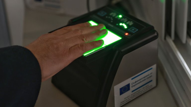 Граничари събират биометрични и биографични данни на пътници извън Шенген (снимки)