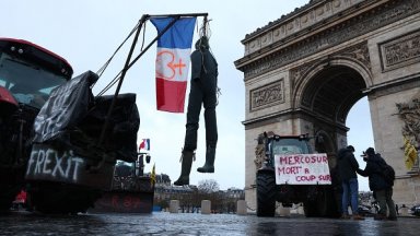 Френски фермери щурмуваха Париж с трактори