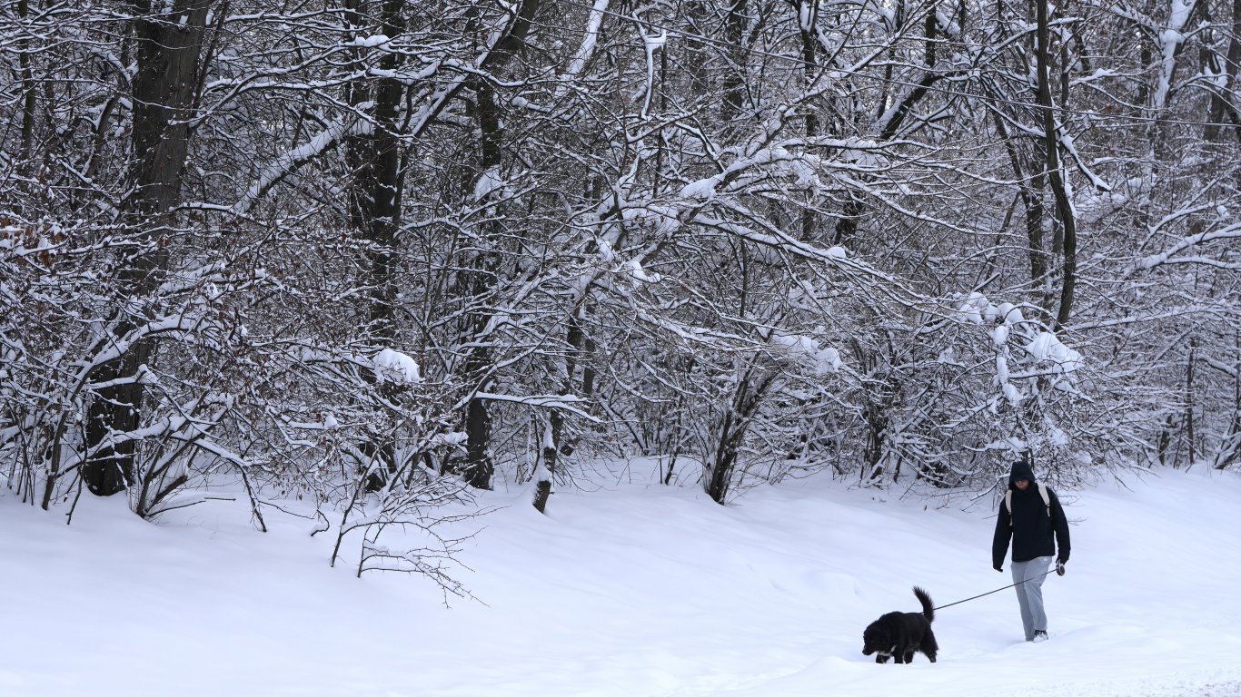 Нова порция сибирски студ идва към Румъния; зимата взе и първите си жертви