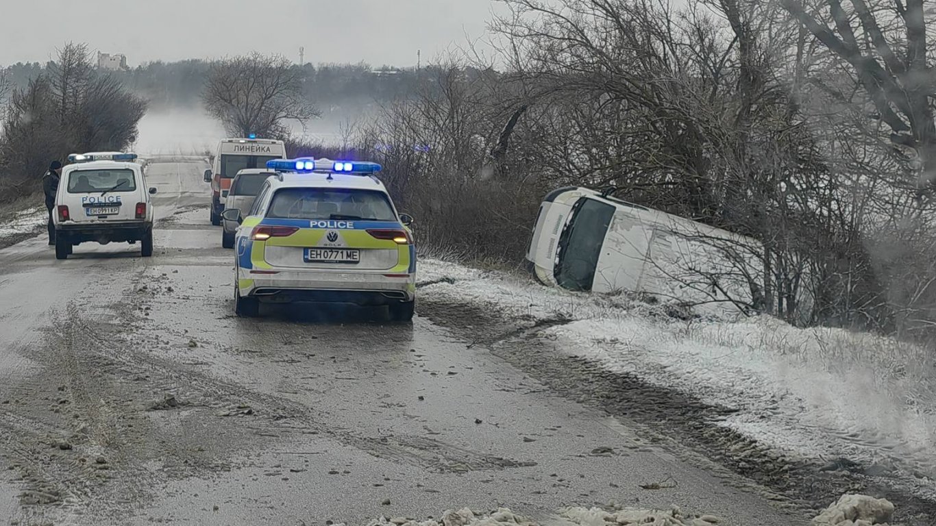 Обърнат в канавката бус на пътя Плевен - Славяново