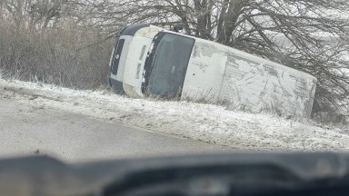 Сняг затисна половин България, причини поледици, снегонавявания и катастрофи (снимки)