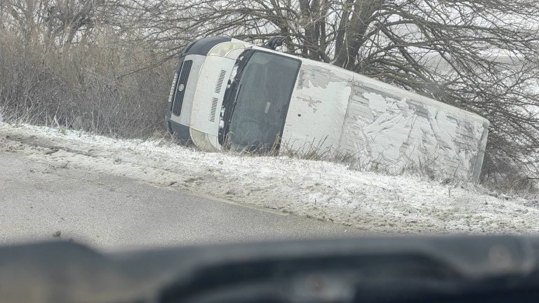 Сняг затисна половин България, причини поледици, снегонавявания и катастрофи (снимки)