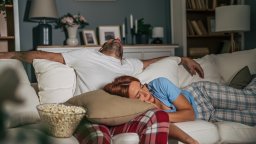 Колкото повече обичаш някого, толкова по-сънлив се чувстваш около него