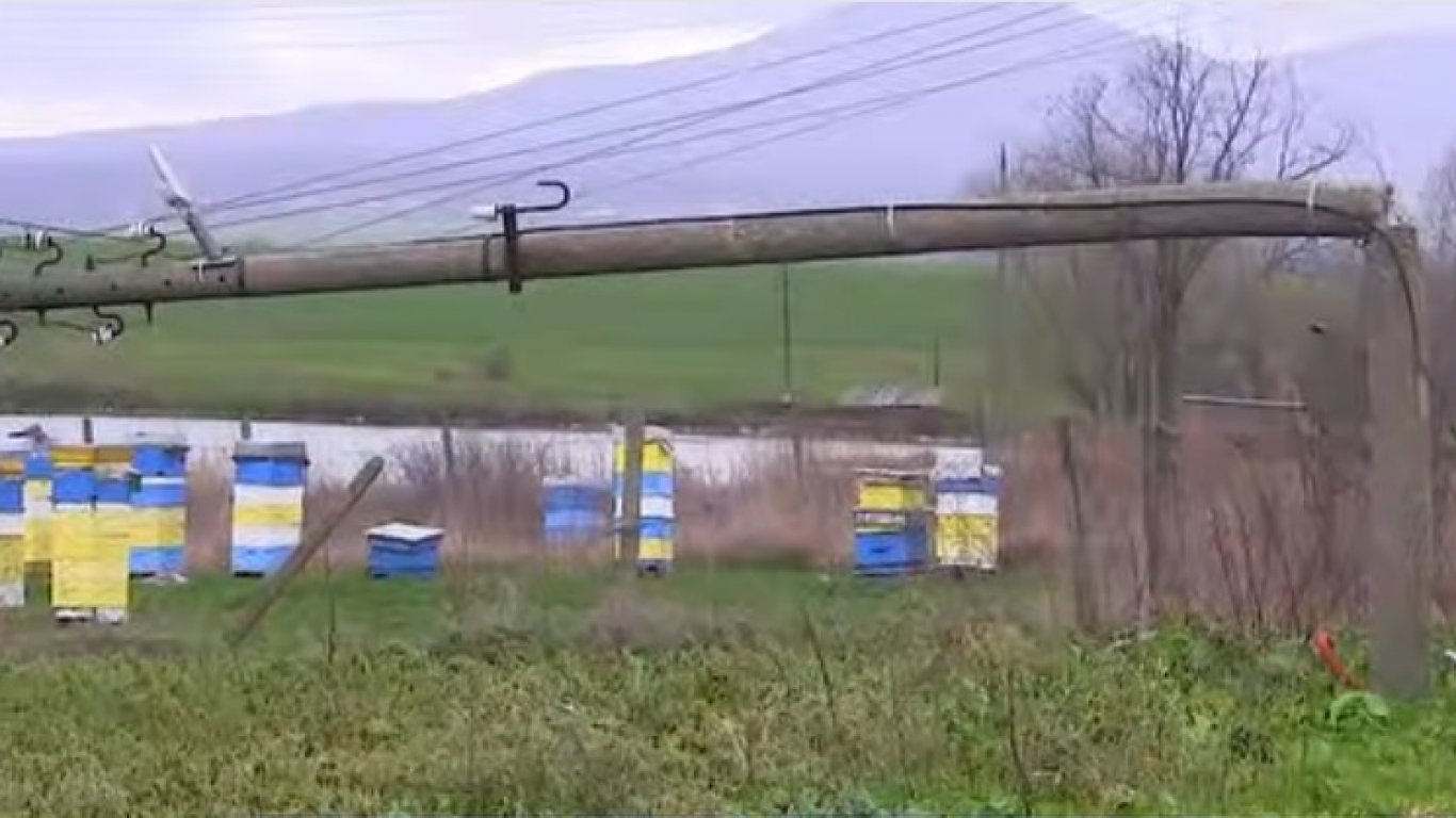 Буря като торнадо потроши керемиди, комини и събори електрически стълбове в Ямболско