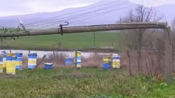 Буря като торнадо потроши керемиди, комини и събори електрически стълбове в Ямболско