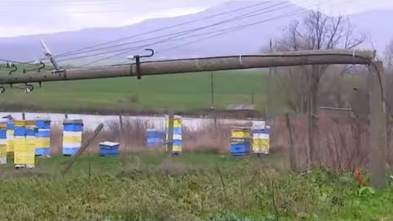 Буря като торнадо потроши керемиди, комини и събори електрически стълбове в Ямболско