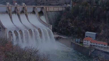 Язовир "Ивайловград" преля, Бяла река наводни района на 3 села в общината (снимки/видео)