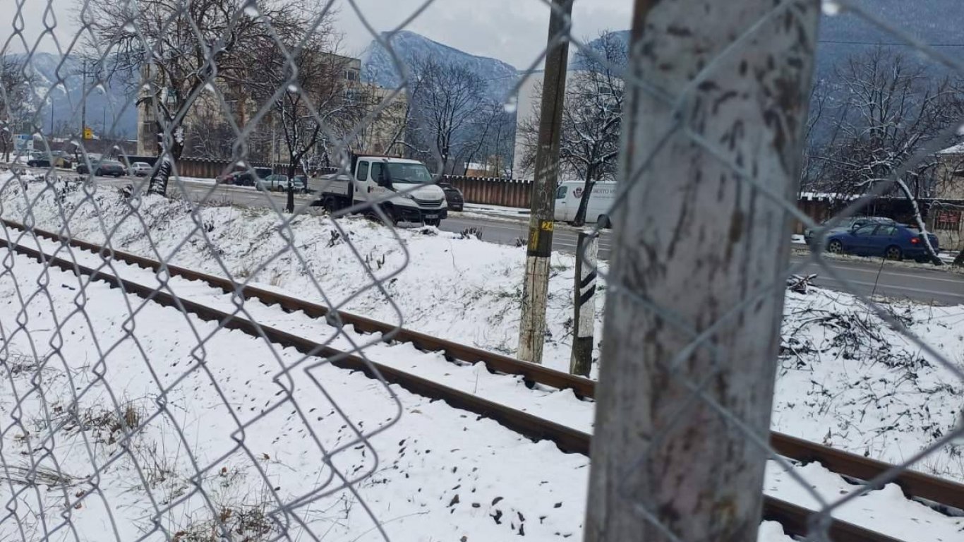 Срязаха оградата по жп линията във Враца, поставена след смъртта на 16-годишния ученик