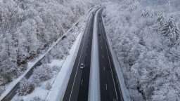 Сняг, поледици и силен вятър: Обявиха оранжев код за 4 области и жълт за още 19