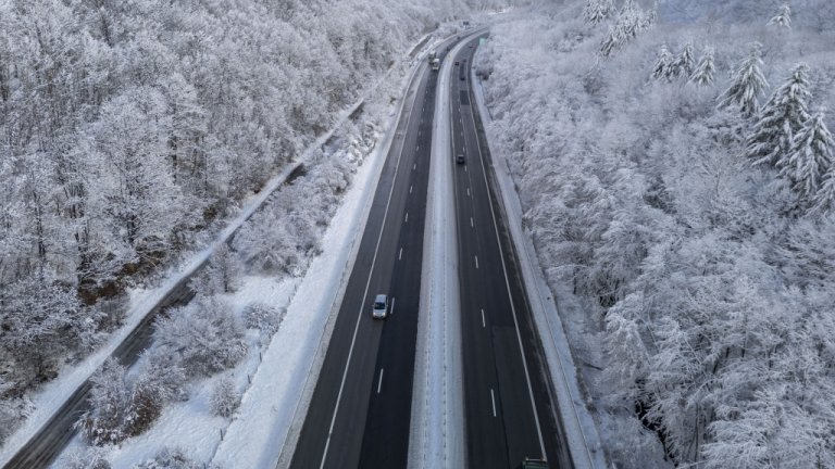 Сняг, поледици и силен вятър: Обявиха оранжев код за 4 области и жълт за още 19
