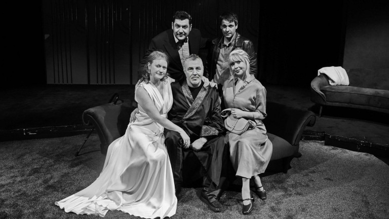 "Бул териер" в Народния театър: Две семейства, Париж и ДС