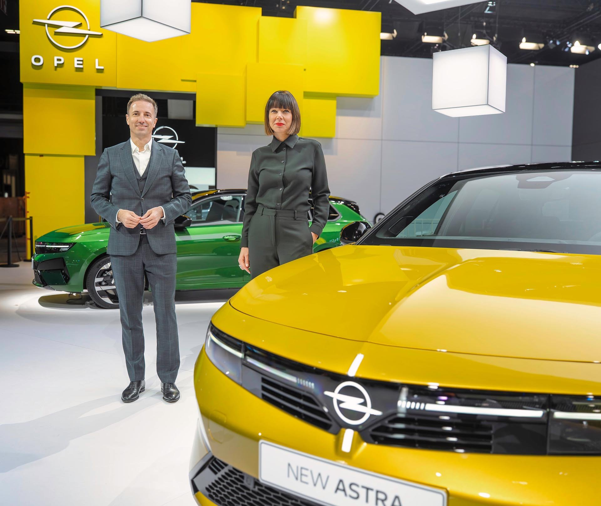Изпълнителният директор на Opel - Флориан Хютл, заедно с вицепрезидента по маркетинг Ребека Райнерман с новите Astra и Astra Sports Tourer