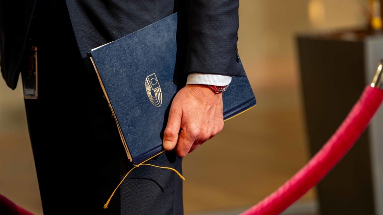 Еврозаплатите на евродепутатите и "народните" възнаграждения на народните представители