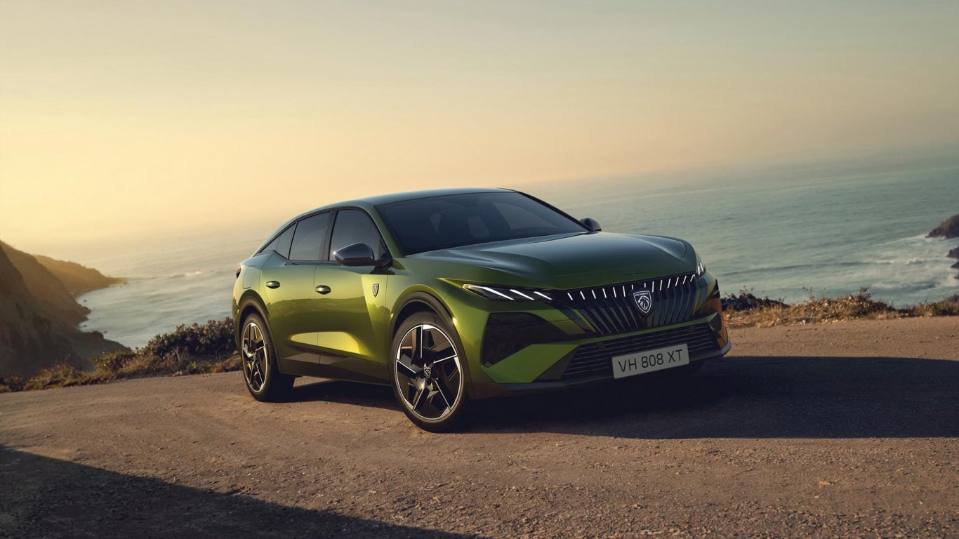 Обновеното Peugeot 408 дебютира с елегантен зелен цвят, който се променя според светлината
