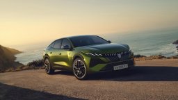 Обновеното Peugeot 408 дебютира с елегантен зелен цвят, който се променя според светлината