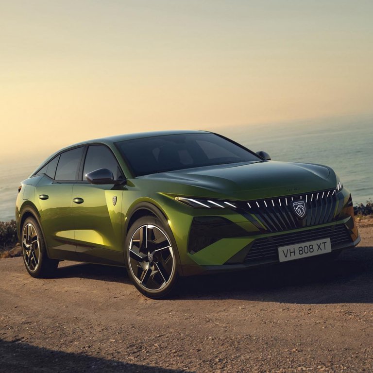 Обновеното Peugeot 408 дебютира с елегантен зелен цвят, който се променя според светлината