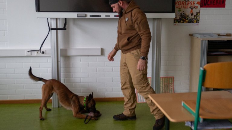 Белгийската овчарка Орка - първото куче у нас, обучено да открива фалшиви банкноти (снимки/видео)