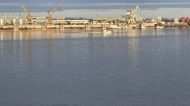 Кораб, заседнал от месец в Дунав, потъва край Свищов (снимки)