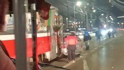 Трамвай удари кола със семейство с дете при забранен обратен завой на столичен булевард