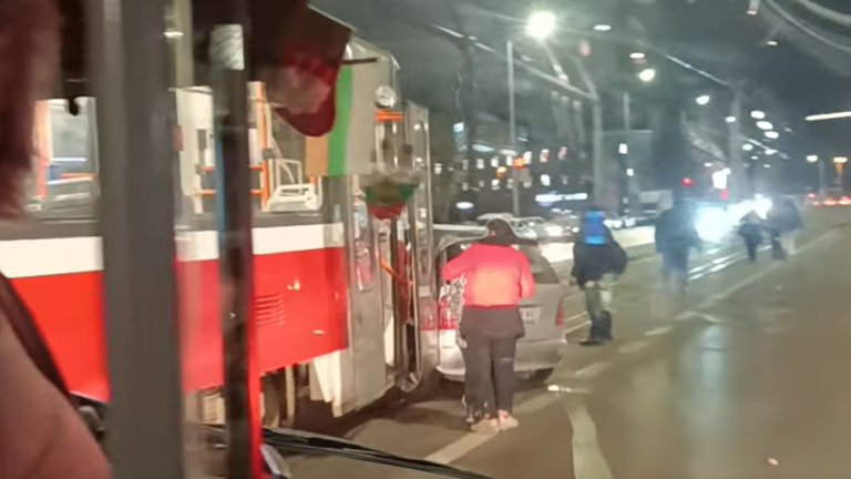 Трамвай удари кола със семейство с дете при забранен обратен завой на столичен булевард