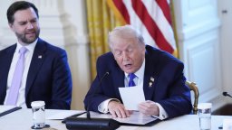 Тръмп: САЩ ще рафинират и продават до 50 милиона барела венецуелски петрол