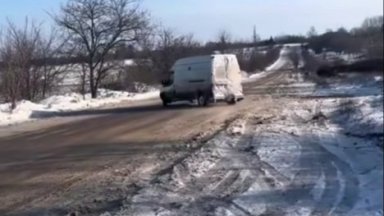 Пожарната с апел: Не пътувайте, ако не се налага! Бус се понесе на зигзаг по заледен път край София (видео)