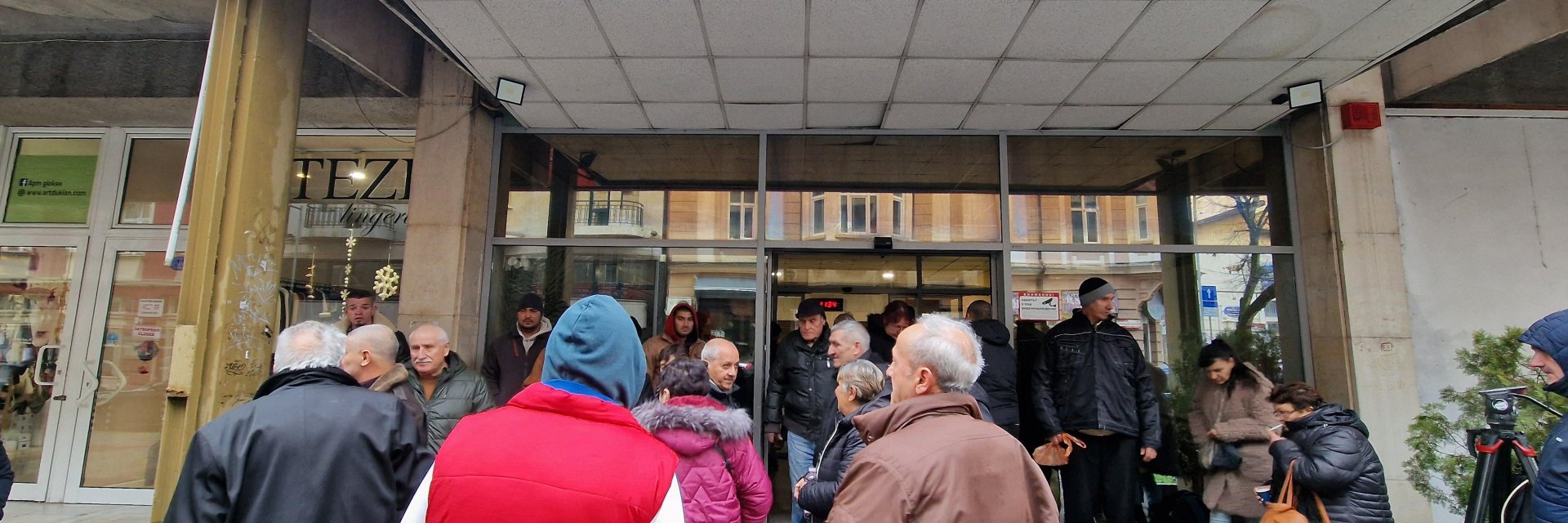 Напрежение отвън и отвътре на "Позитано" 20, не пуснаха социалисти на пленума, искат оставки